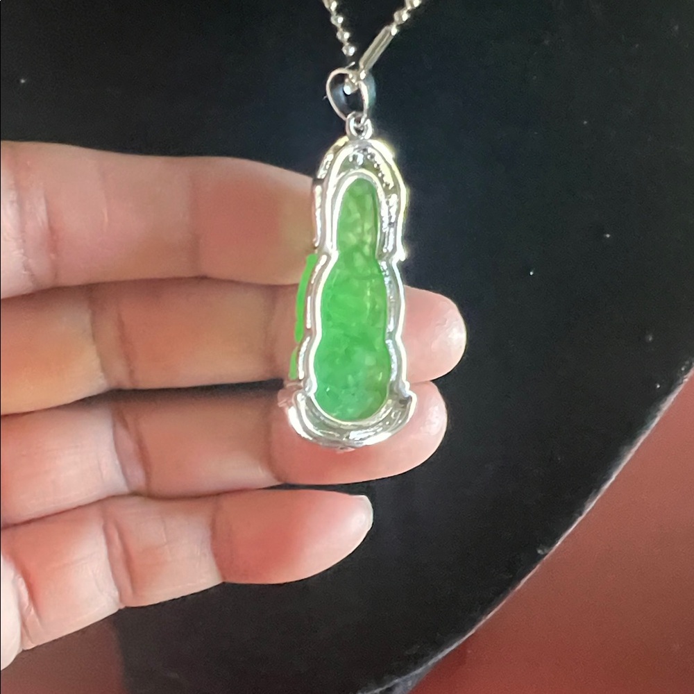 Elegant Green Pendant Necklace - Picture 4 of 6